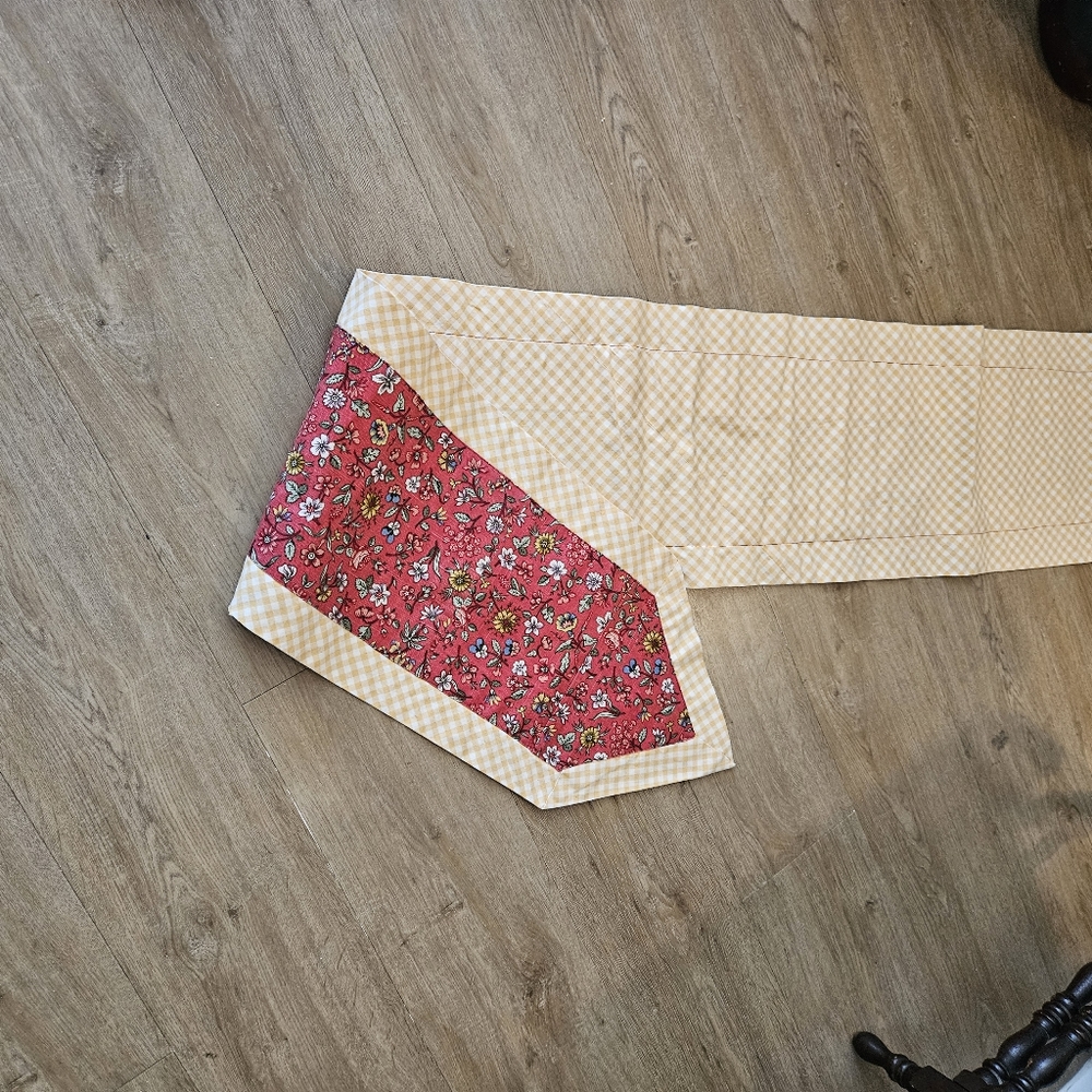 Table runner - Picture 3 of 3